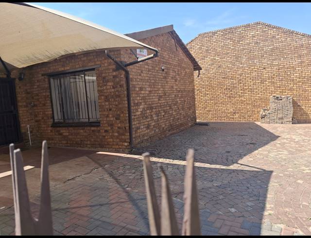 2 BEDROOM FREEHOLD FOR SALE IN DAVEYTON